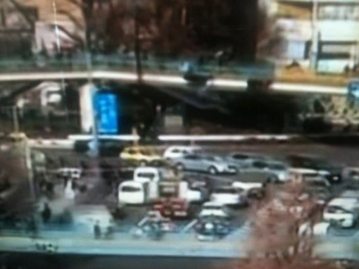 고가도로가 붕괴된 모습. CNN방송 화면 캡처해 한 네티즌이 트위터에 올렸다.