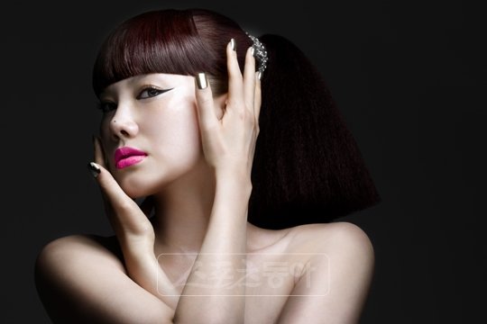 ‘롱다리’ 가수 김현정이 2년 만에 컴백해 ‘30대 여가수의 파워’를 보여주고 있다.