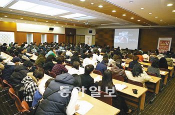 2012학년도 편입학을 준비하는 학생들은 대학별 선발방식의 변화와 목표대학의 출제경향을 파악해 ‘맞춤형’ 전략을 세워야 한다. 위드유 편입학원 제공