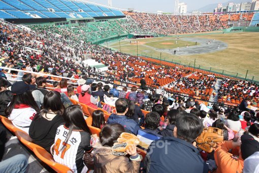 아직 시범경기임에도 ‘야구의 도시’부산은 이미 프로야구 열기로 뜨겁다. 13일 SK와 롯데의 시범경기에 많은 관중들이 들어차 내야석을 빼곡히 메우고 있다. 사직｜임진환 기자 photolim@donga.com