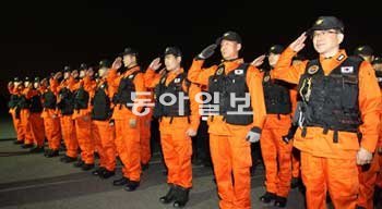 한국 구조대 “한 명이라도 더…” 일본으로 급파되는 한국 구조대원들이 13일 저녁 센다이 지역으로 출발하기에 앞서 경기 성남시 서울공항에서 출정식을 하고 있다. 성남=박영대 기자 sannae@donga.com