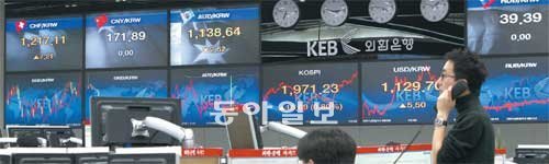 동일본 대지진이 발생한 뒤 서울 외환시장의 첫 거래일인 14일 서울 중구 을지로2가 외환은행 본점 딜링룸에서 딜러들이 밀려드는 주문을 처리하고 있다. 이날 원-달러 환율은 전 거래일인 11일보다 5.50원 오른 1129.70원에 마감했다. 홍진환 기자 jean@donga.com