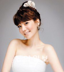 웨이브를 넣어 올린 머리에 앞머리를 내리고 장식을 달아 여성스러우면서도 귀여운 느낌을 준다. 사진 제공 듀오웨드