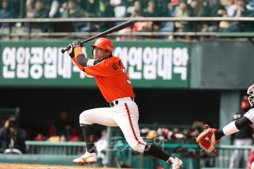 한화 강동우는 지난달 19일 오키나와 연습경기에서 리즈의 초구를 걷어올려 깜짝 홈런포를 쏘아올렸다. 그 때문일까. 13일 시범경기에서는 160km짜리 직구의 희생양(?)이 돼 삼진으로 물러났다.스포츠동아DB.