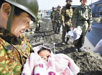 “살아줘서 고맙다, 아가야”… 절망 속에서도 희망은 피어난다 14일 일본 미야기 현 이시노마키 시에서 한 자위대원이 폐허가 된 집에서 구출한 생후 4개월 된 여자 아기를 안고 있다. 이 
아기는 사흘 만에 아버지 품에 안길 수 있었다. 하지만 감격의 재회도 잠시, 지진해일(쓰나미)이 다시 온다는 경보가 울렸고 
아버지는 딸을 품에 안고 필사적으로 뛰었다. 다행히 추가 쓰나미는 없었고 아버지는 그제야 딸의 얼굴에 뺨을 비비며 안도의 한숨을 쉴
 수 있었다. 이시노마키=AP 연합뉴스