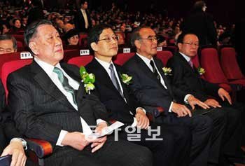 14일 서울 세종문화회관에서 ‘아산 정주영 10주기 추모음악회’가 열렸다. 정몽구 현대
자동차그룹 회장, 김황식 국무총리, 이홍구 추모위원장, 박희태 국회의장(왼쪽부터).
사진공동취재단