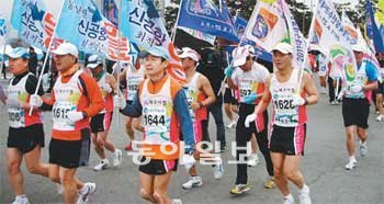 대구시청마라톤클럽은 2011 대구 세계육상선수권대회를 전국에 알리는 데 앞장서고 있다. 대구시청마라톤클럽 제공