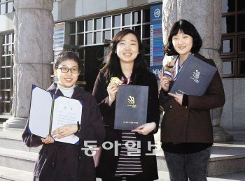 대구경북기능경기대회에서 그래픽 분야 입상을 계기로 영진전문대에 나란히 입학한 이은정, 이유진, 김다희 씨(왼쪽부터)가 고교 때 받은 상을 보여주고 있다. 영진전문대 제공