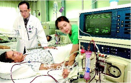 서울의 한 병원에서 60대의 환자가 신장투석을 받고 있다. 신장암은 한국인의 암 발병 중 1.8%를 차지하는 암인데 그 동안 치료제가 희귀한 질병에 속했으나, 새로운 약들이 속속 출시되고 있다. 동아일보 자료 사진