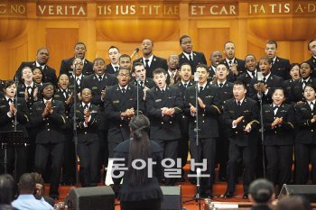 15일 오후 미국 해군사관학교 합창단이 계명대 성서캠퍼스 아담스채플관에서 공연을 선보이고 있다. 계명대 제공