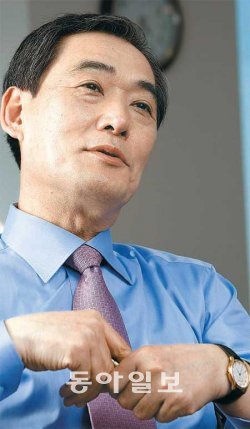 허영호 LG이노텍 사장은 15일 서울 중구 남대문로5가 이 회사 본사에서 “글로벌 시장에서 한국과 선의의 경쟁을 해온 일본의 시련에 따뜻한 위로를 전하고, 한국 부품산업의 인프라를 고민해야 할 때”라고 말했다. LG이노텍 제공