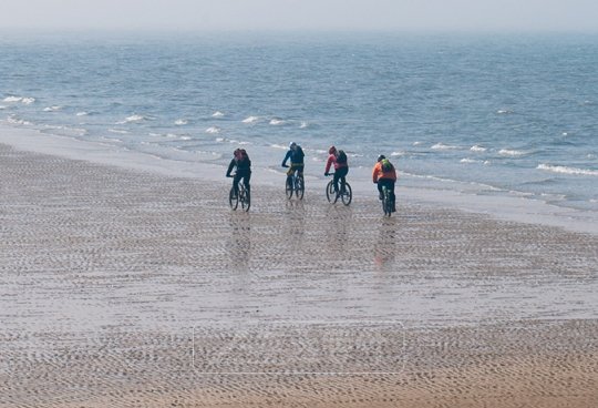 만리포 해변을 달리는 나그네들. 자전거로 모래길을 달리는 도중 안개가 밀려들어오자 바다와 하늘과 땅이 구별되지 않는 몽환적 판타지가 연출됐다.
