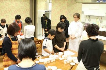 15일 현대백화점 미아점 문화센터에서 제빵사 스기야마 히로하루 씨(흰색 조리복)와 수강생들이 ‘한일문화교류 일본 명강사 초청행사’ 첫 번째 강의에 앞서 동일본 대지진 희생자를 위해 묵념하고 있다. 현대백화점 제공