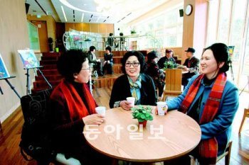 만 60세 이상만 갈 수 있는 ‘어르신 전용 카페’가 서울시내에 처음 생겼다. 13일 오전 강남구 삼성동 강남구치매지원센터 2층에 있는 ‘늘 푸른 카페’에선 10여 명의 할아버지와 할머니가 도란도란 이야기꽃을 피웠다. 강남구 제공