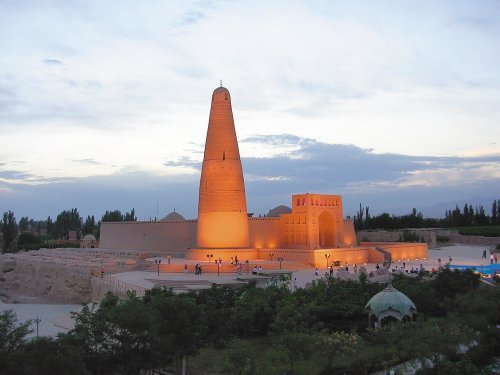 투루판 시내 외곽에 자리한 이슬람양식의 소공탑.