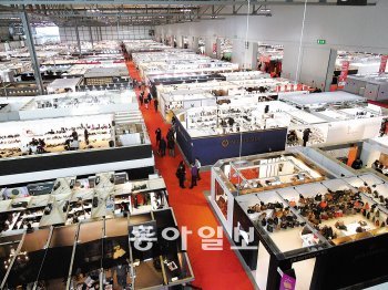 2011 밀라노 국제 구두박람회(미캄·MICAM)에는 이탈리아는 물론 인근 프랑스, 스페인 등지의 신발 제조업체 1660여 곳이 참가해 성황을 이뤘다. 참여 업체가 워낙 많다 보니 온종일 걸어 다녀도 모든 전시 부스를 한 번씩 둘러보기 힘들 정도로 전시장이 넓다. 밀라노=우정렬 기자 passion@donga.com