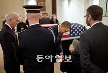 버락 오바마 미국 대통령이 15일 알링턴 국립묘지에 있는 메모리얼 채플에서 열린 제1차 세계대전 참전용사 프랭크 버클스 씨의
영결식에 참석해 그의 딸 수재나 플래내건 씨의 손을 잡으며 위로하고 있다. 왼쪽은 조지프 바이든 부통령. 백악관 제공