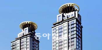 아파트 옥상 조명 색깔로 다음 날 일기예보
를 하는 울산 공업탑로터리 인근 주상복합아
파트인 코오롱 파크폴리스. 코오롱건설 제공