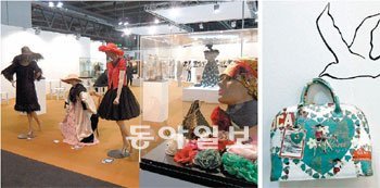 2011 밀라노 잡화박람회(미펠·MIPEL)의 빈티지 코너에 전시된 화려한 여성용 모자와 머리장식용 액세서리(왼쪽)가 눈길을 
끈다. 박람회에 출품된 핸드백을 비둘기 그림이 그려진 벽면에 걸어 독특한 전시효과를 냈다. 밀라노=우정렬 기자 
passion@donga.com