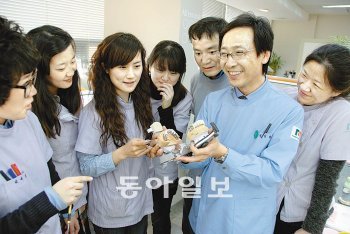 대구 명문덴탈 최일경 대표(오른쪽에서 두 번째)가 16일 치아 임플란트 보철물 제품을 들고 직원들과 품질 회의를 하고 있다. 이권효 기자 boriam@donga.com