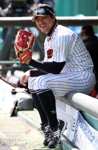 롯데 홍성흔. 사직구장 | 임진환 기자 photolim@donga.com