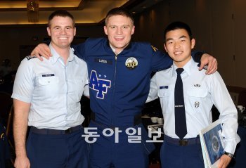 외국 위탁교육 생도로는 처음으로 미국 공군사관학교의 부전대장에 임명된 한국 공사의 배재진 생도(오른쪽)가 미 공사 동료들과 기념사진을 찍었다. 공군 제공