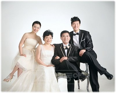 정석민에게 항상 큰 힘이 되는 가족들. 작년 부모님의 리마인드 웨딩 뒤 함께 찍은 가족사진.