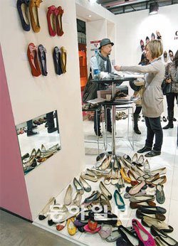 미캄은 숨은 진주 같은 좋은 신발을 선점하려는 전세계 신발 바이어들의 소리없는 전쟁터다. 사진은 신발 구매자와 구두 제조업체 직원이 상담을 하는 모습. 밀라노=우정렬 기자 passion@donga.com