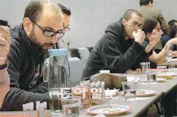 17일 경기 이천시 호법면 샘표식품 간장공장에서 미국 드렉셀대 호텔조리예술식품
과학과 학생들이 이 회사의 간장 고추장 등 장류 10여 종을 두부, 크래커 등과 함께 맛
보고 있다. 샘표식품 제공