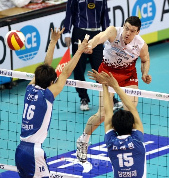 페피치 “뚫었다” 18일 구미 박정희체육관에서 열린 2010∼2011 NH농협 V리그 남자부 준플레이오프 2차전에서 LIG손해보험의 페피치가 삼성화재의 블로킹 사이로 강스파이크를 때리고 있다.