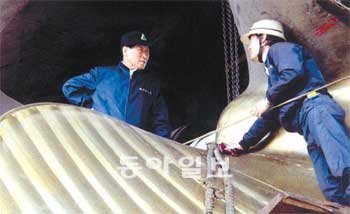1983년 당시 아산 정주영 현대그룹 회장이 건조 중인 대형 선박의 프로펠러 위에 직접 올라가 작업지시를 하고 있는 모습. 현대자동차그룹 제공