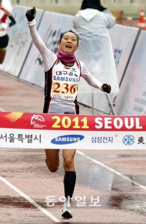 제 2011년 서울 국제마라톤에 참가한 대구은행 정윤희 선수가  결승선을 통과하고 있다. 여자부국제3위,국내1위를 차지했다. 2시간 32분 26초