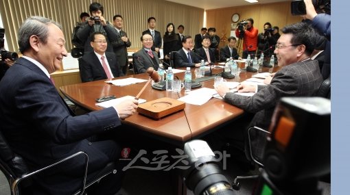 22일 열리는 한국야구위원회(KBO) 이사회에서 과연‘반쪽짜리 선수수급안’이라는 비난 여론을 수렴해 진일보한 신생구단 지원책이 나올 수 있을지 주목되고 있다. 스포츠동아DB