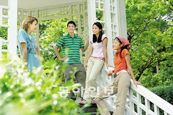 최근 싱가포르가 경쟁력 있는 유학 장소로 주목받고 있다. 싱가포르 유학은 영어와 중국어를 동시에 익힐 수 있고 안전한 치안과 깨끗한 환경에서 공부할 수 있다는 장점이 있다. 싱가포르관광청 제공