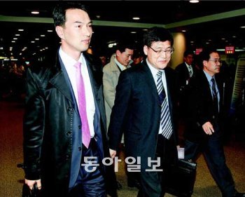 강갑진 단장(왼쪽) 등 ‘상하이 스캔들’ 정부 합동조사단이 일주일 동안의 중국 상하이 현지조사를 마치고 20일 인천공항을 통해 귀국하고 있다. 인천=전영한 기자 scoopjyh@donga.com