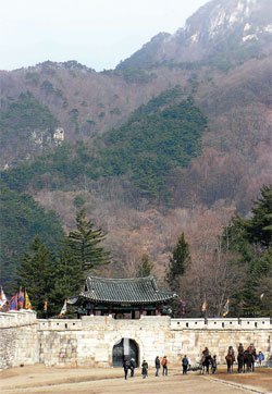 조선시대 한양과 부산을 잇는 영남대로 중에서 가장 높고 험했던 문경새재. 사진은 문경새재길 세 관문 중 첫 관문인 ‘주흘관’의 모습.