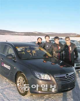 영하 30도까지 내려가는 혹한 속에서도 직원들은 ‘글로벌 자동차 부품회사’를 꿈꾸며 묵묵히 겨울 석 달을 버텼다. 스웨덴 아리에플로그에 위치한 만도 윈터테스트 현장에서 파이팅을 외치는 직원들. 아리에플로그=한상준 기자 alwaysj@donga.com