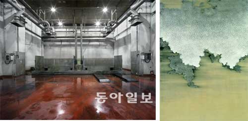 ■ 금혜원 ‘URBAN…’전 도시의 깊숙한 이면 들추기 금혜원 씨는
‘Urban Depth’전에서
서울의 깊은 지하에 자리잡은 쓰레기
처리시절을 사진연작으로 선보였다. 도시
한복판에 존재하면서도 은밀하게 감춰진 공간을
포착해 도시 공간의 이면을 드러낸 작업이다.(왼쪽),
■ 도윤희 ‘Unknown…’ 전보이진 않지만 아름다운 것들
도윤희 씨의 ‘백색
어둠’. 어둠을 밀어내
고 새벽이 다가오는 순
간의 느낌을 시간의 연
속성을 상징하는 동그
라미를 통해 그려냈
다. 갤러리현대 제공(오른쪽)