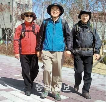 서울에서 고향 경북 의성군까지 걸어가는 여정을 시작한 정상명 전 검찰총장(가운데)과 고향 후배들이 22일 오후 경기 성남시 분당구를 지나고 있다. 성남=유성열 기자 ryu@donga.com