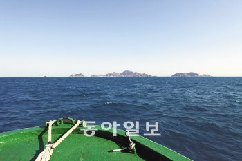 여객선 엔젤호가 매물도를 향해 다가가고 있다. 왼쪽 큰 섬이 매물도고 오른쪽으로 소매물도와 등대섬이 차례로 보인다.