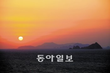 3월에 매물도의 꼬돌개에서 감상하는 한려해상수도의 해넘이. 중첩된 섬은 가까이부터 가익도 소지도 욕지도다.