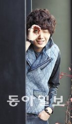 배우 정일우는 “드라마를 찍으면 꼭 살이 찐다. 스트레스를 받으면 먹는 편이라 그런 것 같다”고 했다. 그런데 ‘49일＇을 찍으면서는 입맛이 없단다. “그만큼 촬영이 즐거워요. ‘49일’ 찍는 동안은 살 찌지 않기가 목표입니다.” 변영욱 기자 cut@donga.com