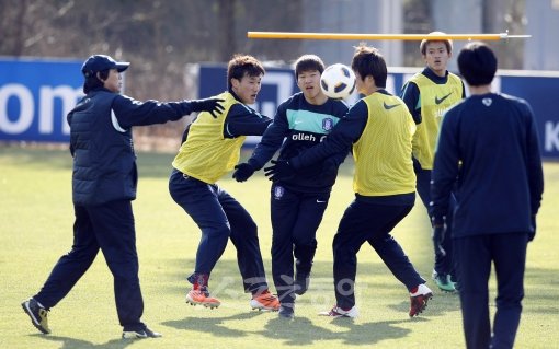 대표팀이 조광래 감독(맨 왼쪽)의 지시 아래 손으로 공을 패스하는 훈련을 하고 있다.