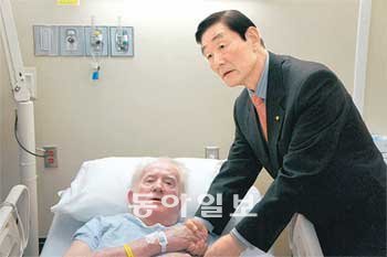 심호명 제주물산㈜ 회장이 22일 미국 로스앤젤레스 인근 롱비치 재향군인병원 중환자
실에서 투병 중인 6·25전쟁 참전용사를 찾아 위로하고 있다. 심호명 회장 제공