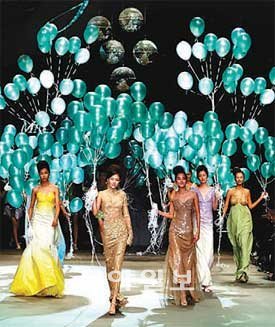 ‘2011 서울패션위크’가 28일부터 다음달 2일까지 강남구 대치동 서울무역전시장(SETEC)에서 열린다. 사진은 지난해 10월 서울패션위크에 참가했던 디자이너 지춘희 씨의 패션쇼 장면. 서울시 제공