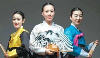 국립창극단 대표 창극 ‘청’의 여주인공 심청 역으로 선발된 박자희 이소연 서진실 씨(왼쪽부터). 이들은 자신만의 색깔을 살려 각각 ‘귀여운 심청(박자희)’ ‘강단 있는 심청(이소연)’
‘애절한 심청(서진실)’을 보여주겠다고 말했다. 양회성 기자 yohan@donga.com