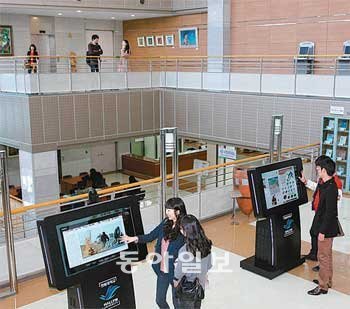 한림대 일송기념도서관 곳곳에 유명 화가들의 작품이 상설 전시돼 있다. 한림대 제공