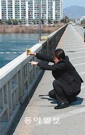 규정보다 낮은 다리 난간 강원 춘천시 소양1교에서 자살 및 추락
사고가 잇따라 안전대책이 요구되고 있
다. 소양1교는 70년이 넘은 데다 난간 높
이도 낮다. 이인모 기자 imlee@donga.com