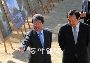 靑 들어간 鄭 정운찬 전 국무총리(왼쪽)가 23일 청와대 녹지원에서 열린 제주 세계7대 자연경관 선정 범국민추진위원회 명예위원장 추대 행사에 참석해 임태희 대통령실장과 이야기를 나누고 있다. 이날 명예위원장에는 이명박 대통령의 부인 김윤옥 여사가 추대됐다. 청와대사진기자단