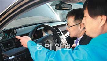 대구 수성구 교통과 직원이 연료 절감에 도움을 주는 에코드라이브 장치에 대해 설명을
듣고 있다. 장영훈 기자 jang@donga.com